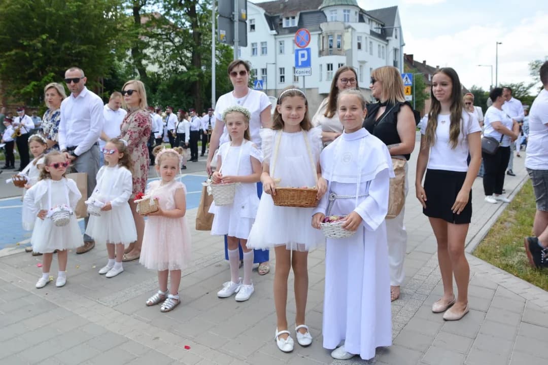 Procesja Bożego Ciała w Jarocinie. Tłumy wiernych i dwie parafie zjednoczone we wspólnej modlitwie — zdjęcie 5 z 96