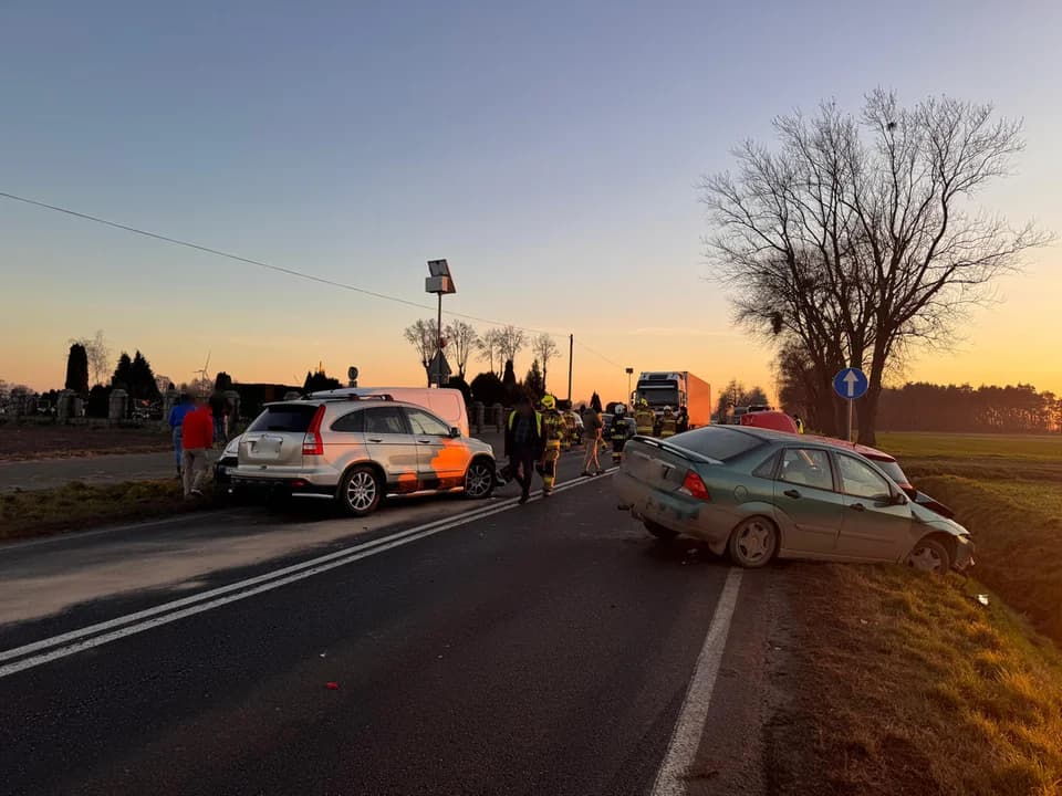 Pięć samochodów zderzyło się na DK 15 między Jarocinem a Koźminem Wlkp. [ZDJĘCIA] — zdjęcie 3 z 14