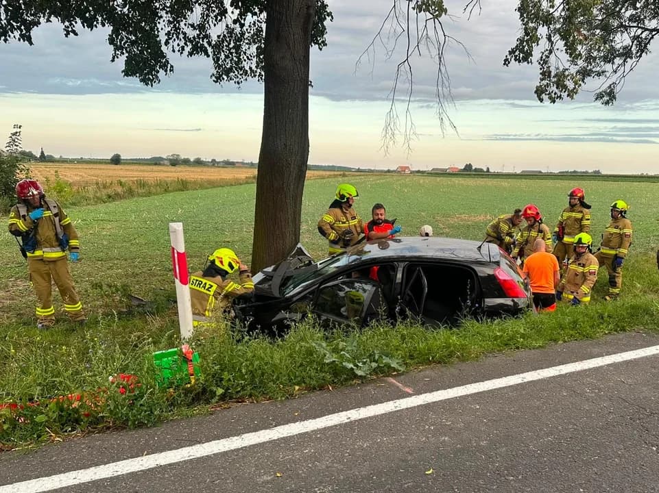 Najciężej poszkodowaną osobę do szpitala zabrał śmigłowiec ratunkowy.