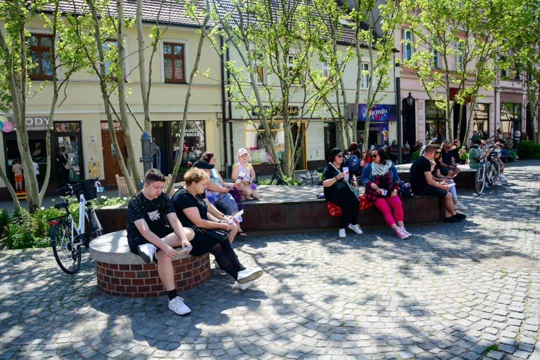 Biało-czerwony happening z ciastkami na rynku. Dzień Flagi w Jarocinie [ZDJĘCIA] — zdjęcie 4 z 32