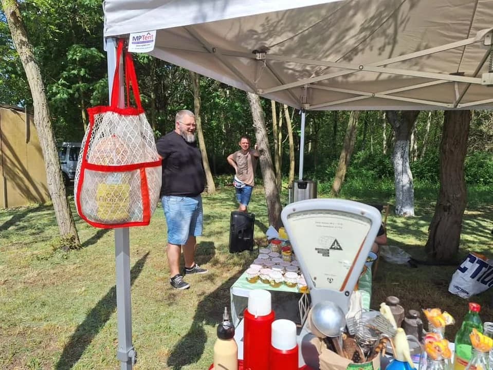 Weseli Ogrodnicy na drezynach. Piknik dla Fundacji Ogród Marzeń na stacji Brzostów Wlkp. — zdjęcie 2 z 135