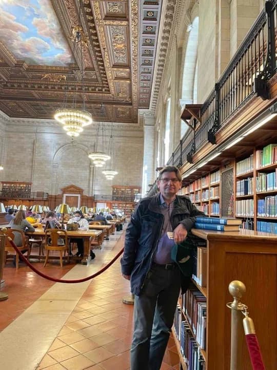 Praca naukowa wiąże się z wieloma wyjazdami zagranicznymi. Na zdjęciu Mieczysław Sprengel w New York Public Library w 2020 r.