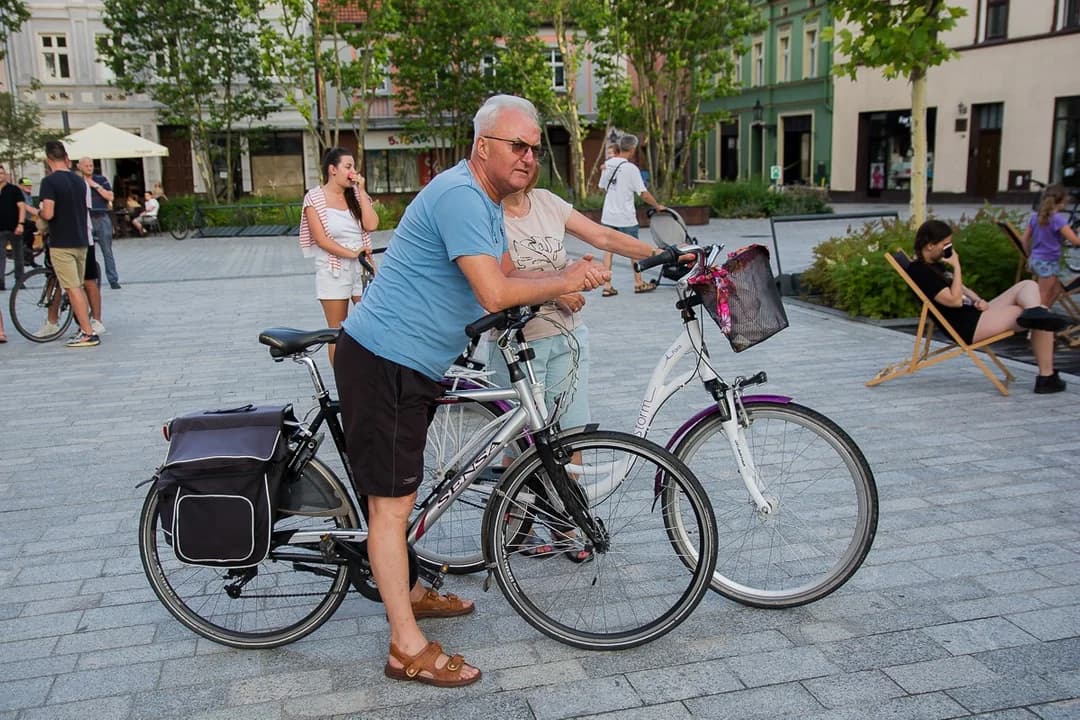 Bajkowo na rynku w Jarocinie. Rozpoczęły się „letnie brzmienia” [ZDJECIA]