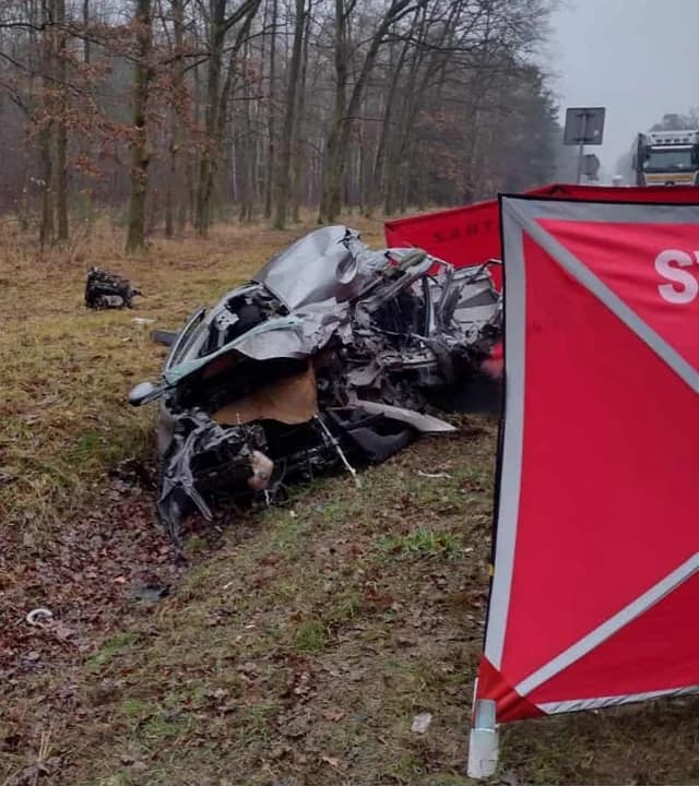 Kierujący fiat bravo (32-letni mieszkaniec powiatu kaliskiego) z nieustalonych przyczyn zjechał na przeciwny pas ruchu i doprowadził do czołowego zderzenia z ciągnikiem siodłowym