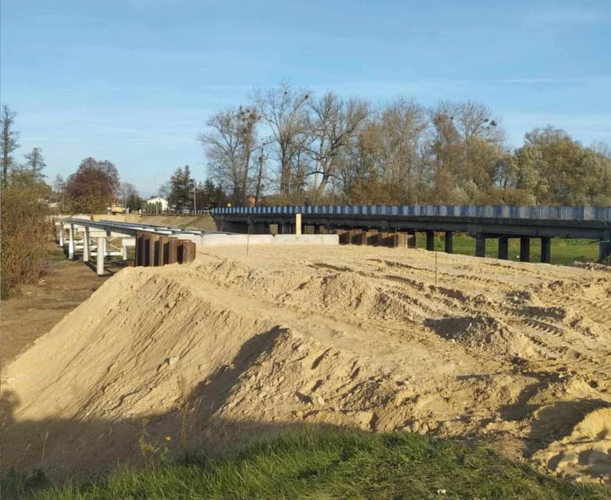W gminie Gizałki trwają przygotowania do dużej przebudowy drogi wojewódzkiej nr 443. Obok mostu w Nowej Wsi, który wkrótce ma zostać rozebrany, powstaje objazd.