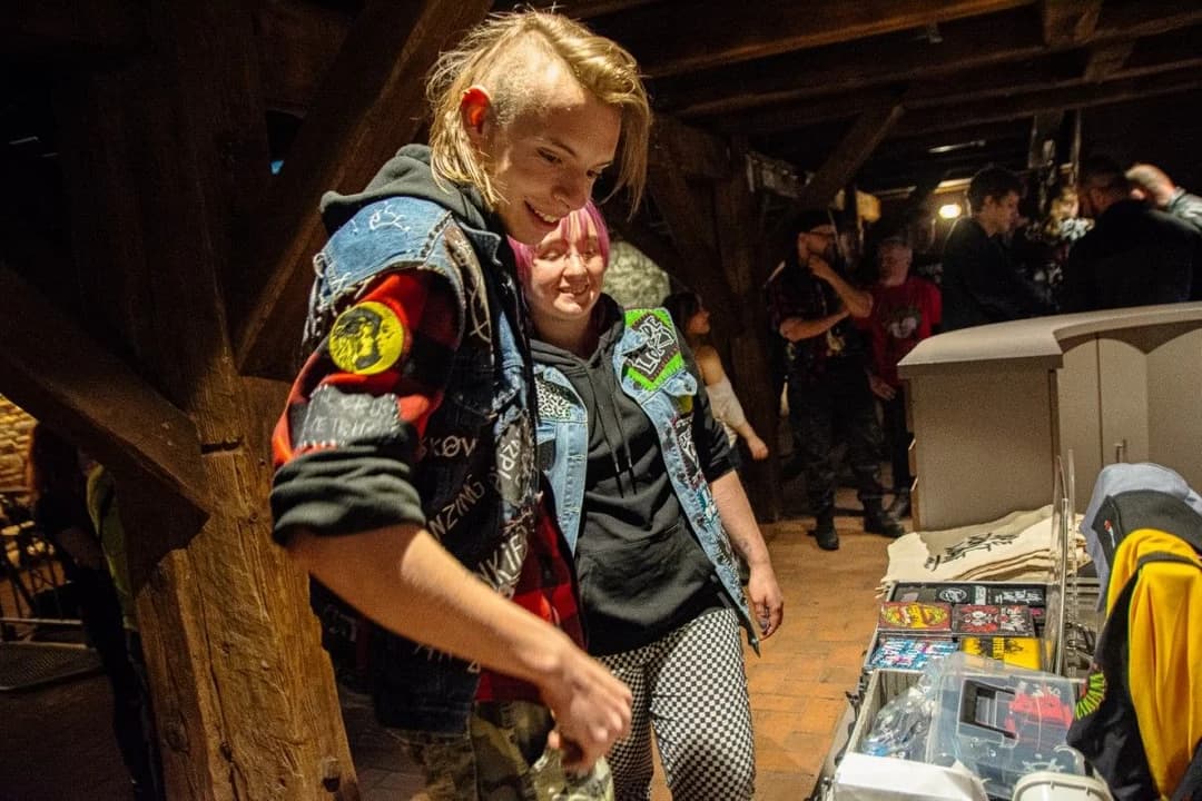 Punkowe show w jarocińskim Spichlerzu. Na scenie trzy zespoły [ZDJĘCIA] — zdjęcie 3 z 36