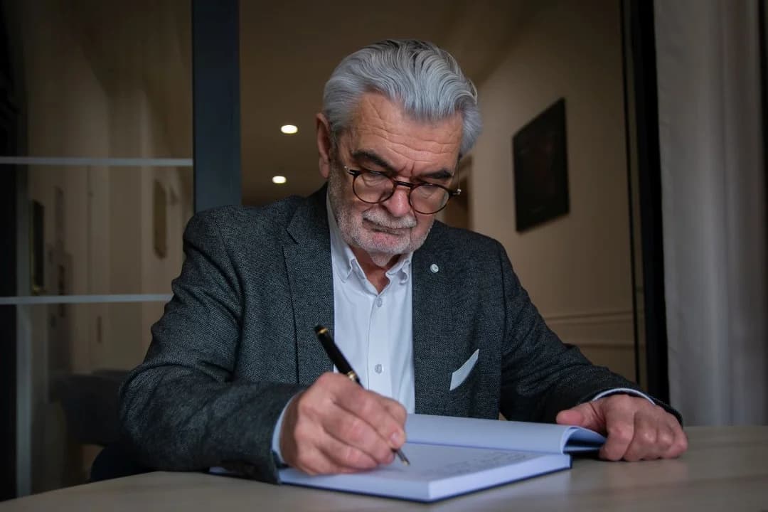 Swój wpis pozostawił również Piotr Piotrowicz, prezes Południowej Oficyny Wydawniczej, były redaktor naczelny "Gazety Jarocińskiej", która w październiku 1990 roku zamieściła w 1 numerze wywiad z burmistrzem Markiem Przymusińskim.