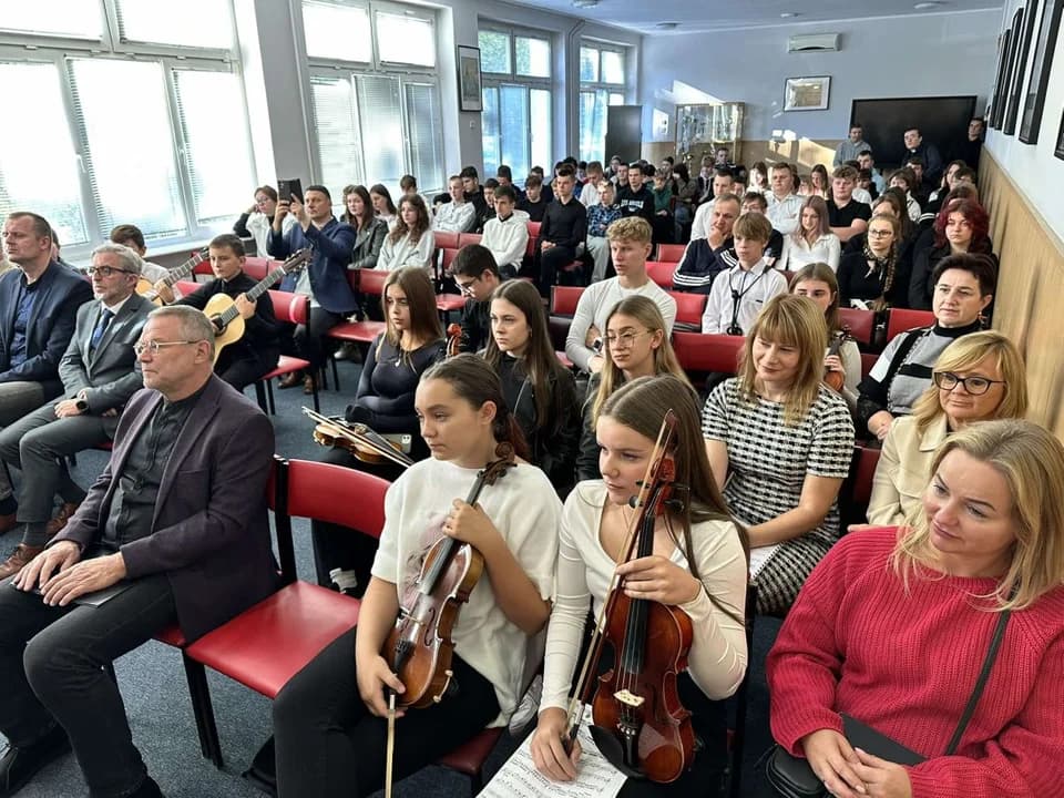 Wydarzenie w auli szkolnej organizowane jest głównie z myślą o uczniach klas pierwszych — zdjęcie 5 z 24