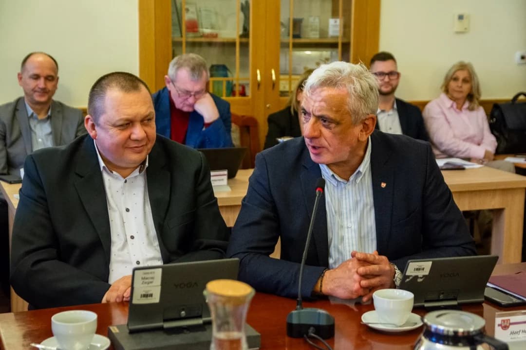 Rada Powiatu Jarocińskiego to 19 radnych, którzy zbierają się zazwyczaj raz w miesiącu. — zdjęcie 3 z 18