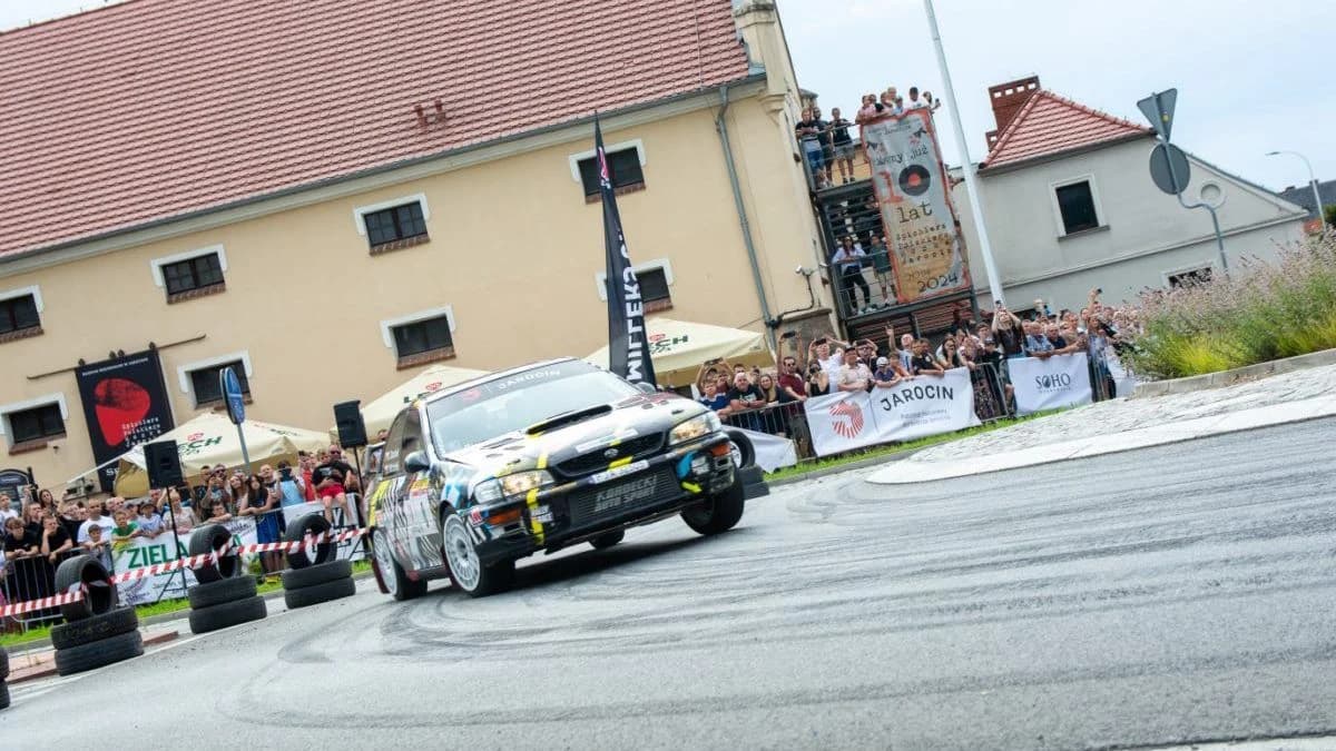Tłumy na miejskim "superoesie" i emocje podczas drugiej edycji Rally and Race Rajdu Jarocińskiego [ZDJĘCIA]