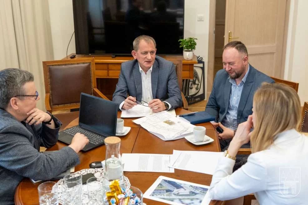 Burmistrz Jarocina z prezesem spółdzielni mieszkaniowej. WIEMY o czym rozmawiali [ZDJĘCIA, SONDA]