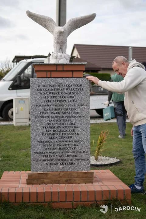 W Osieku powstał pomnik upamiętniający mieszkańców walczących o niepodległość — zdjęcie 5 z 21