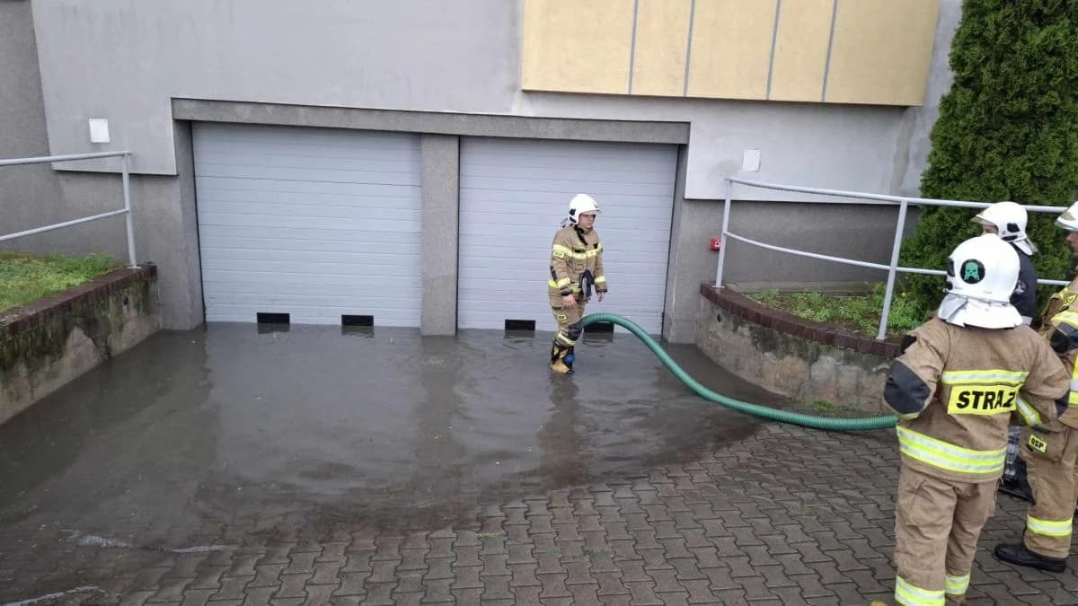 Burza nad Jarocinem i okolicą. Zalane piwnice budynków i garaże [ZDJĘCIA] — zdjęcie 3 z 19