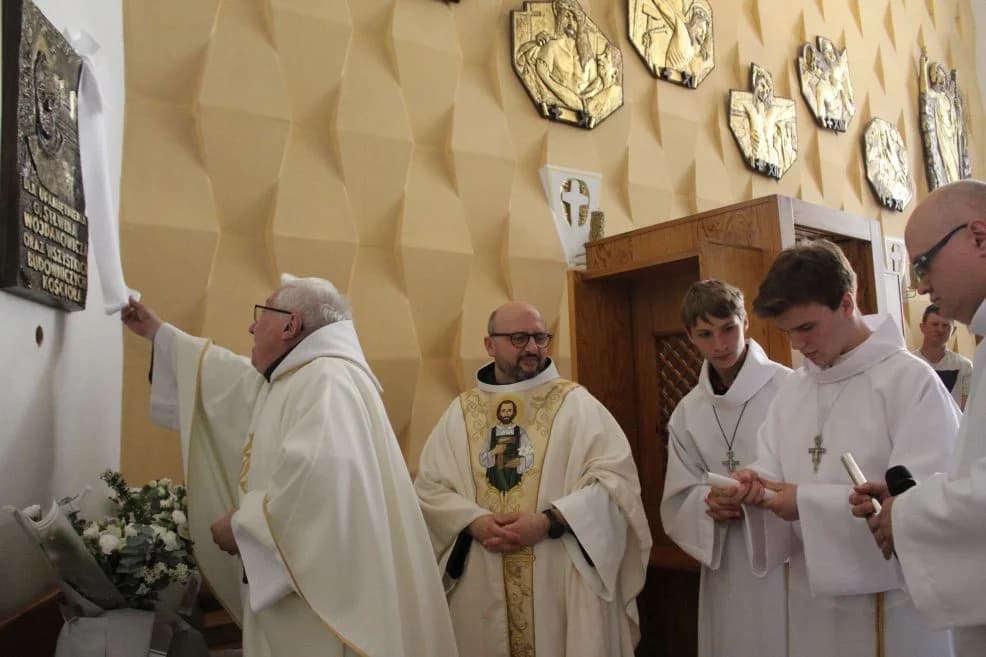 Tablica dla ojca Sylwina Wojdanowicza oraz jubileuszowy zjazd franciszkanów w Jarocinie [ZDJĘCIA]