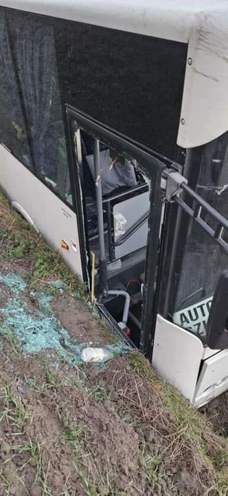 Szkolny autobus wpadł do rowu w Łukaszewie — zdjęcie 4 z 5