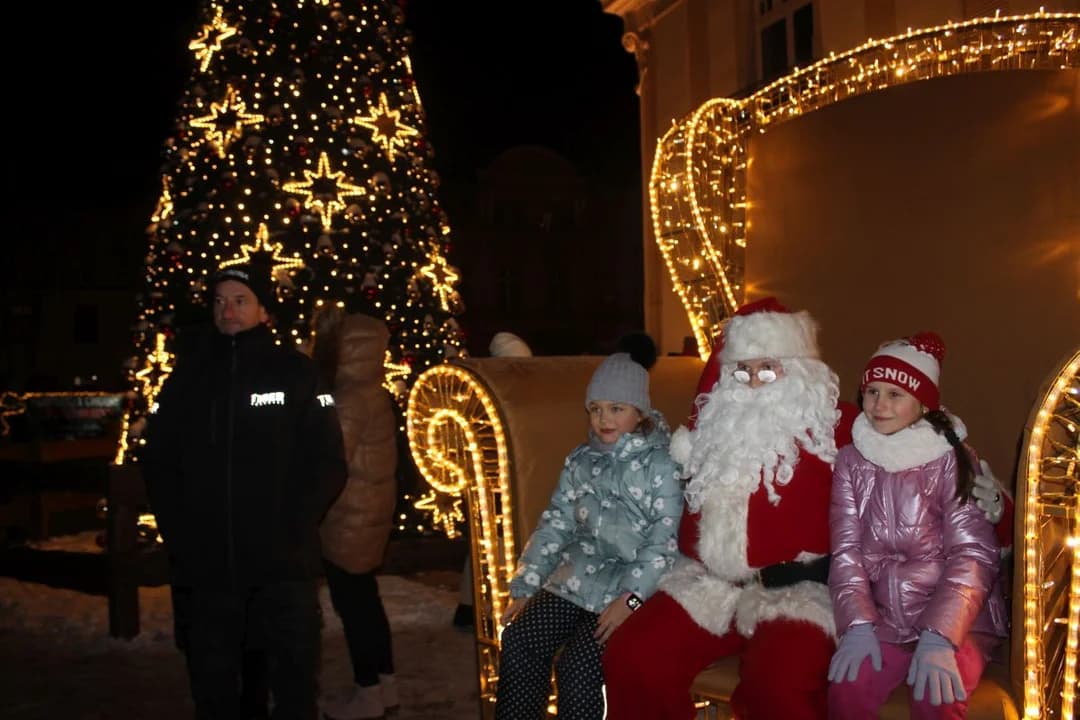 Choinka na Rynku w Jarocinie, Mikołajki i Jarmark Bożonarodzeniowy — zdjęcie 1 z 155