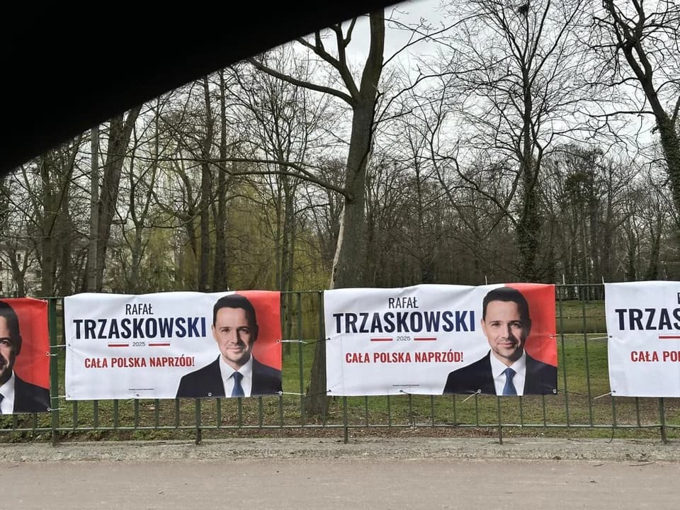 Nie sposób nie zauważyć, że zdecydowaną większość stanowią materiały promujące Rafała Trzaskowskiego, kandydata na prezydenta z ramienia KO.