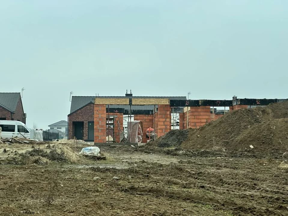 Zniszczona droga na osiedlu Ogrody w Jarocinie — zdjęcie 4 z 7