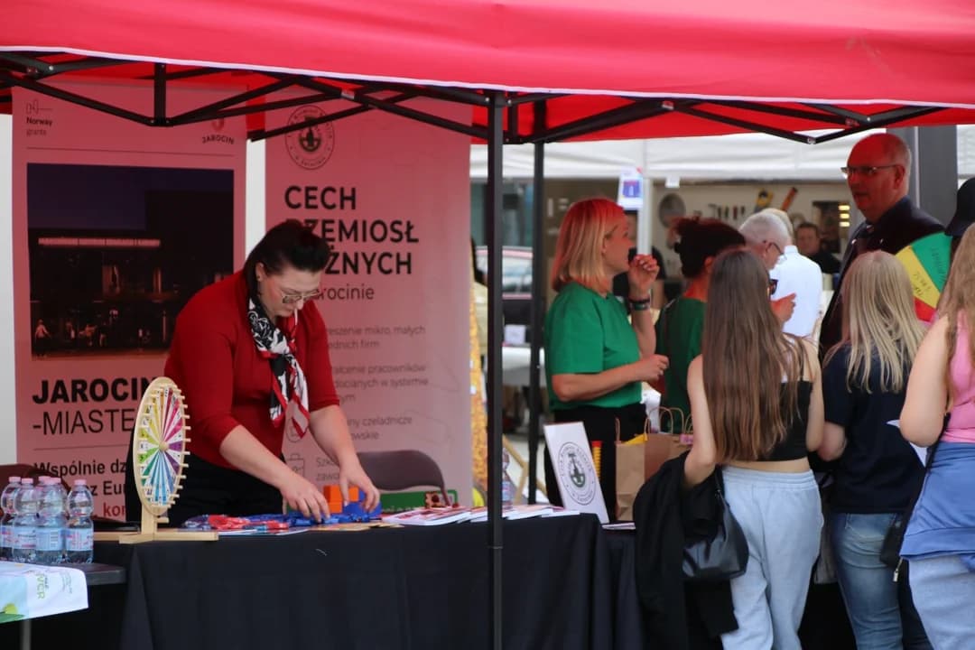 Rynek tętnił pasją i tradycją. Za nami Pierwszy Festiwal Rzemiosła w Jarocinie — zdjęcie 2 z 92