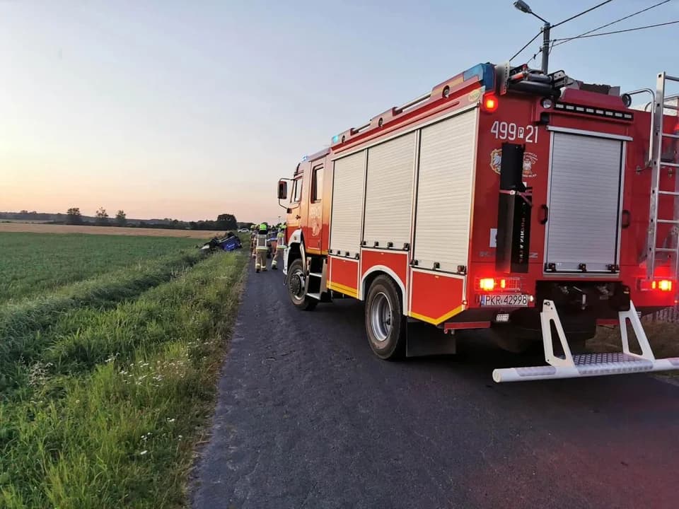 Spieszył się do żony do szpitala. Dachował. Zostawił auto, ruszył dalej — zdjęcie 5 z 5