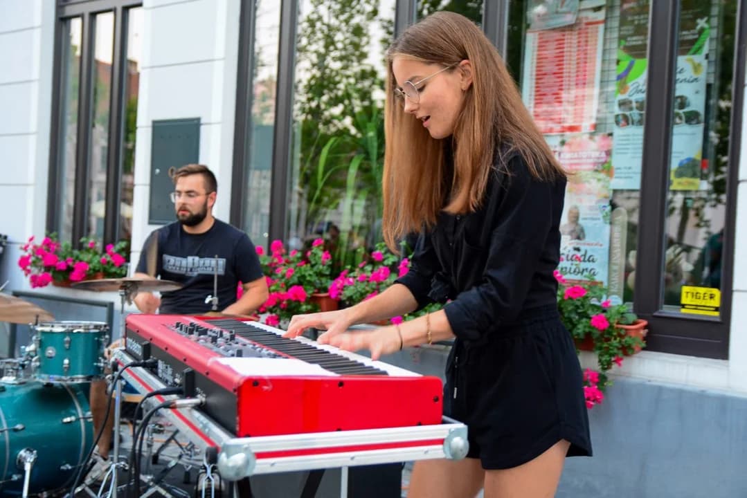 Letnie Brzmienia Jarocina. Marta Mąka i zespół Senders stworzyli wyjątkowe widowisko [ZDJĘCIA]