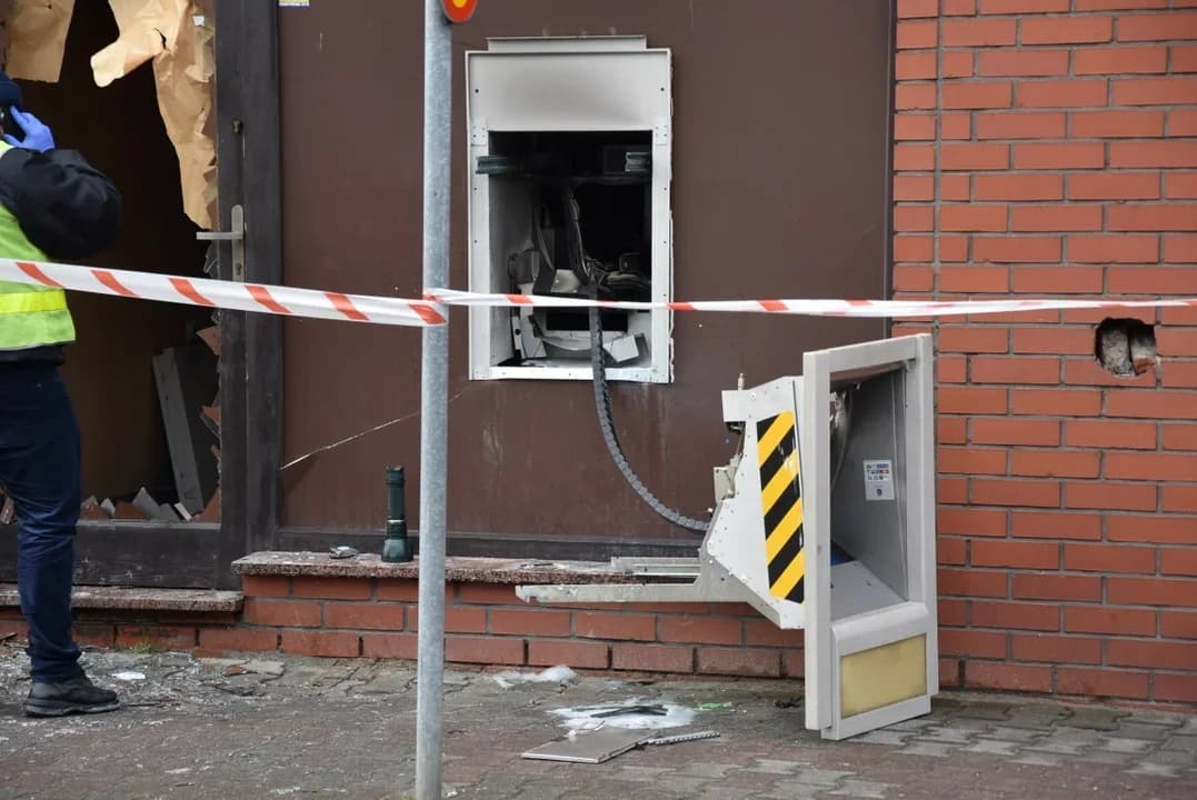 Do wysadzenia bankomatu w Zdunach doszło w kwietniu 2021 roku. — zdjęcie 6 z 12