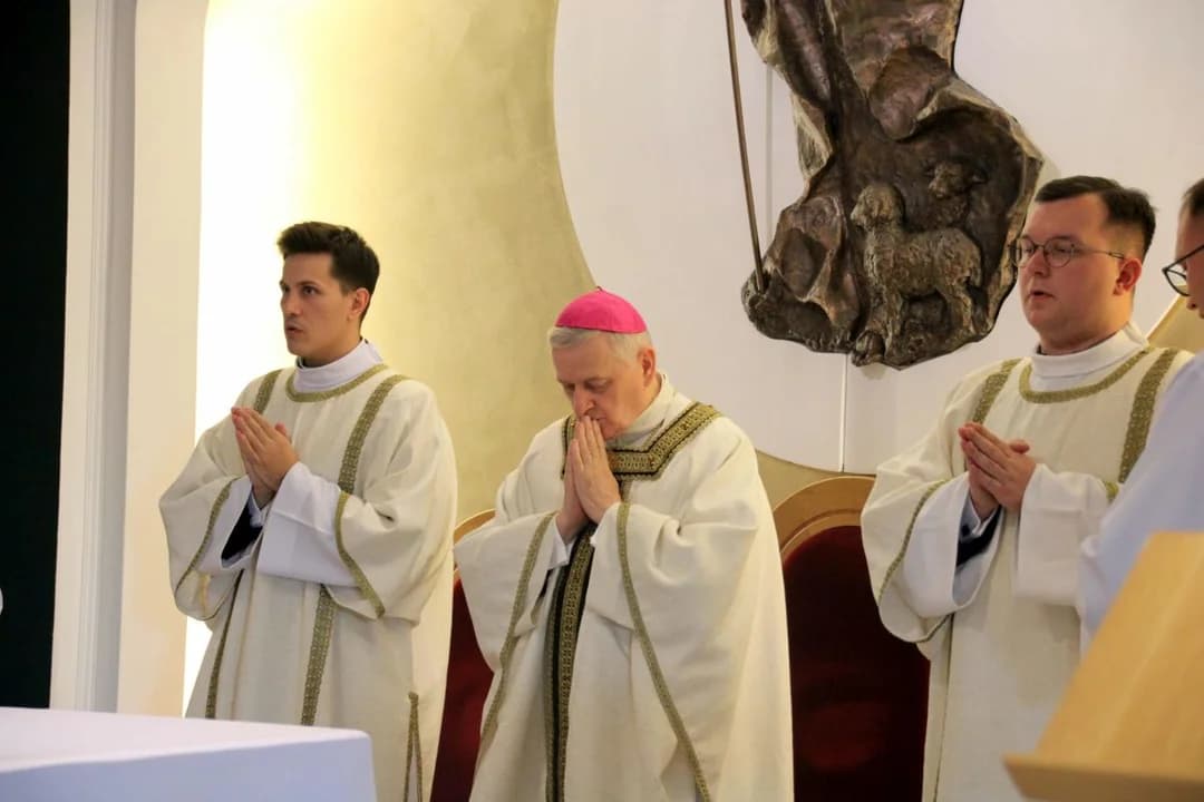 Eucharystii z obłóczynami przewodniczył biskup Grzegorz Balcerek. Przy ołtarzu był obecny również tegoroczny diakon Franciszek Grobelny (z lewej) — zdjęcie 4 z 28