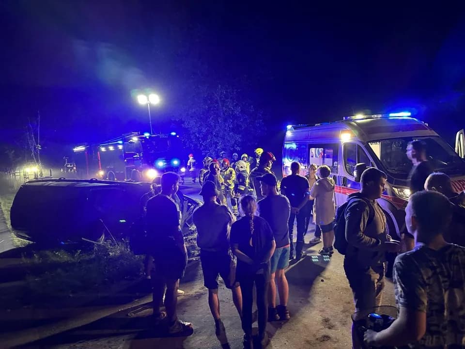 Dwa pojazdy zderzyły się na drodze Jarocin – Żerków — zdjęcie 2 z 10