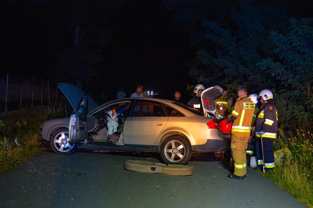 Audi uderzyło w drzewo na drodze Łobez - Łobzowiec