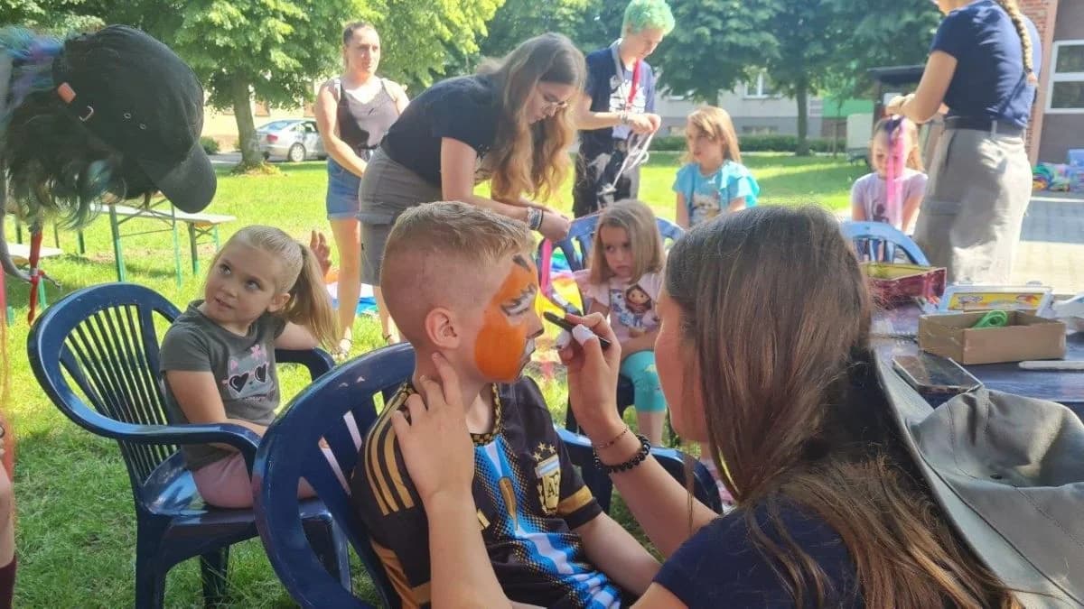 Dzień Dziecka w Nowym Mieście. Z kolorowymi proszkami i piana party — zdjęcie 4 z 57