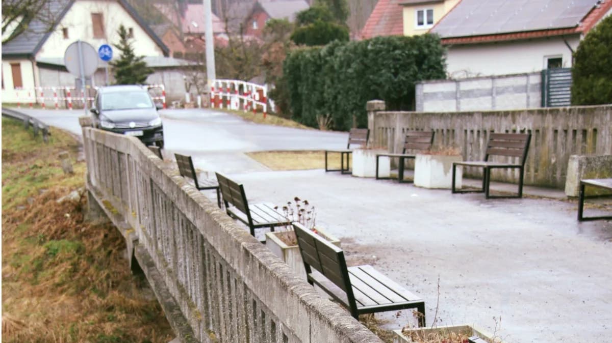 Odnowią i naprawią stary most łączący dwie części wsi. Będą utrudnienia - kiedy? [ZDJĘCIA]