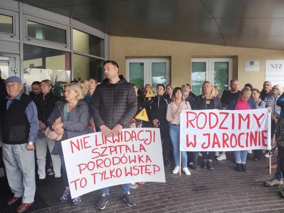 Protest wobec likwidacji położnictwa i oddziału noworodkowego w jarocińskim szpitalu — zdjęcie 1 z 18