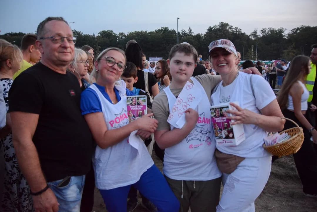 Więcej ludzi niż na Jarocin Festiwalu. Piosenkarka Sylwia Grzeszczak ściągnęła prawdziwe tłumy [ZDJĘCIA] — zdjęcie 5 z 159