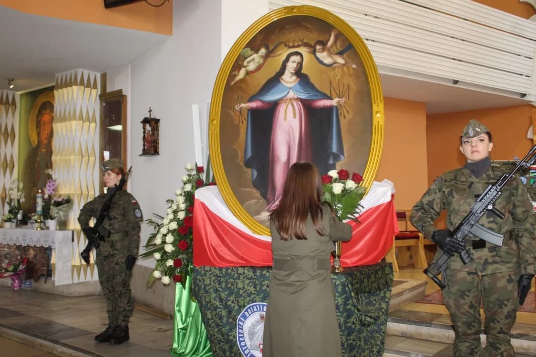 Żołnierze z  16. JBRL w kościele franciszkanów w Jarocinie modlili się przed obrazem Matki Bożej Łaskawej [ZDJĘCIA] — zdjęcie 5 z 117