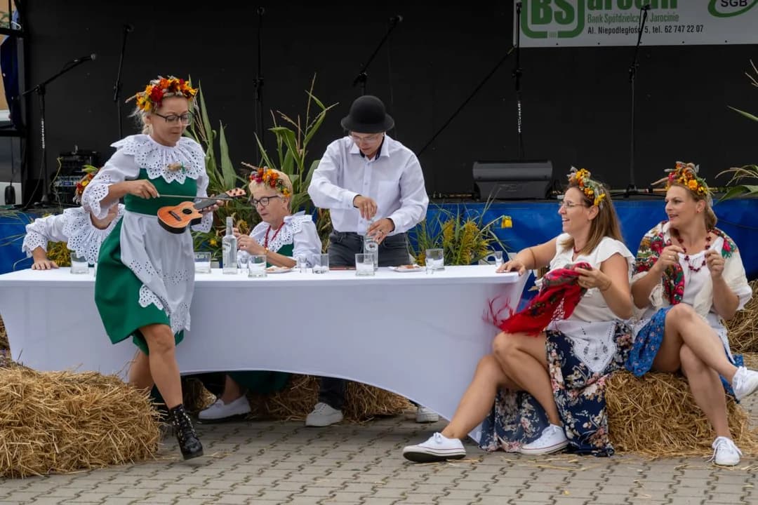 Panie z KGW Rusko „zaszalały” na dożynkach wiejskich. Nie tylko gotowały, ale również występowały [ZDJĘCIA]