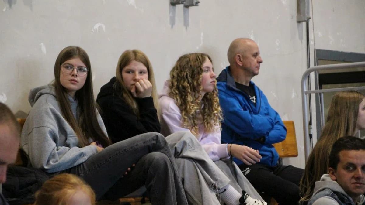Na trybunach mimo dość wczesnej pory zasiadło sporo osób