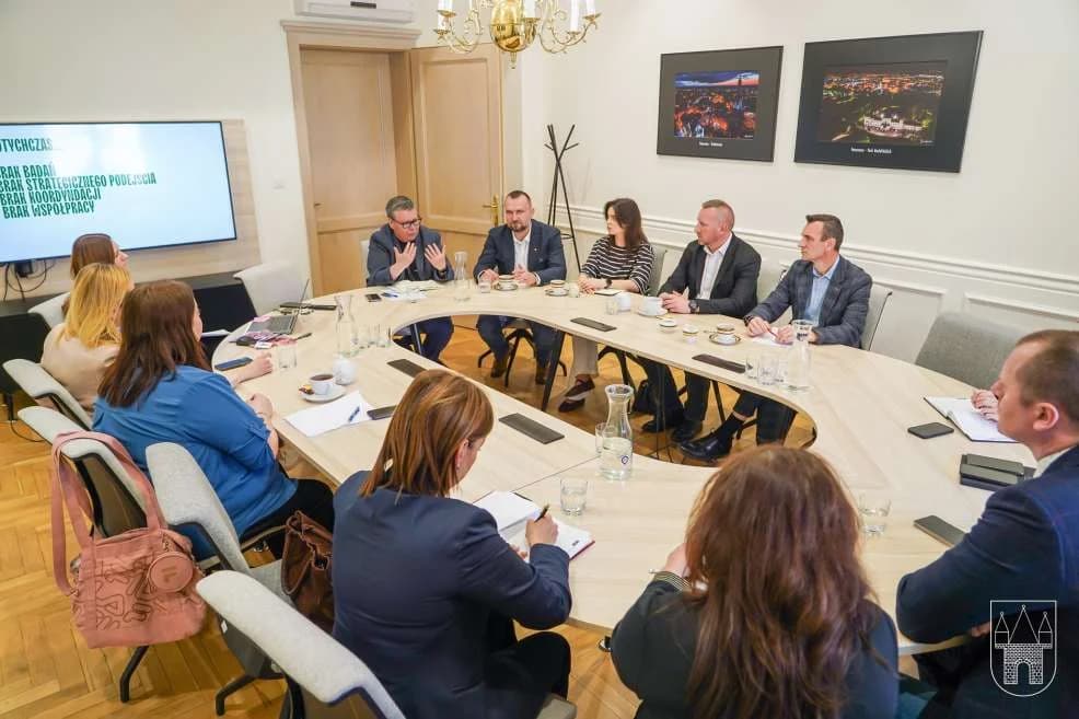 W Ratuszu odbyło się spotkanie na temat oferty turystycznej Zeimi Jarocińskiej — zdjęcie 2 z 10