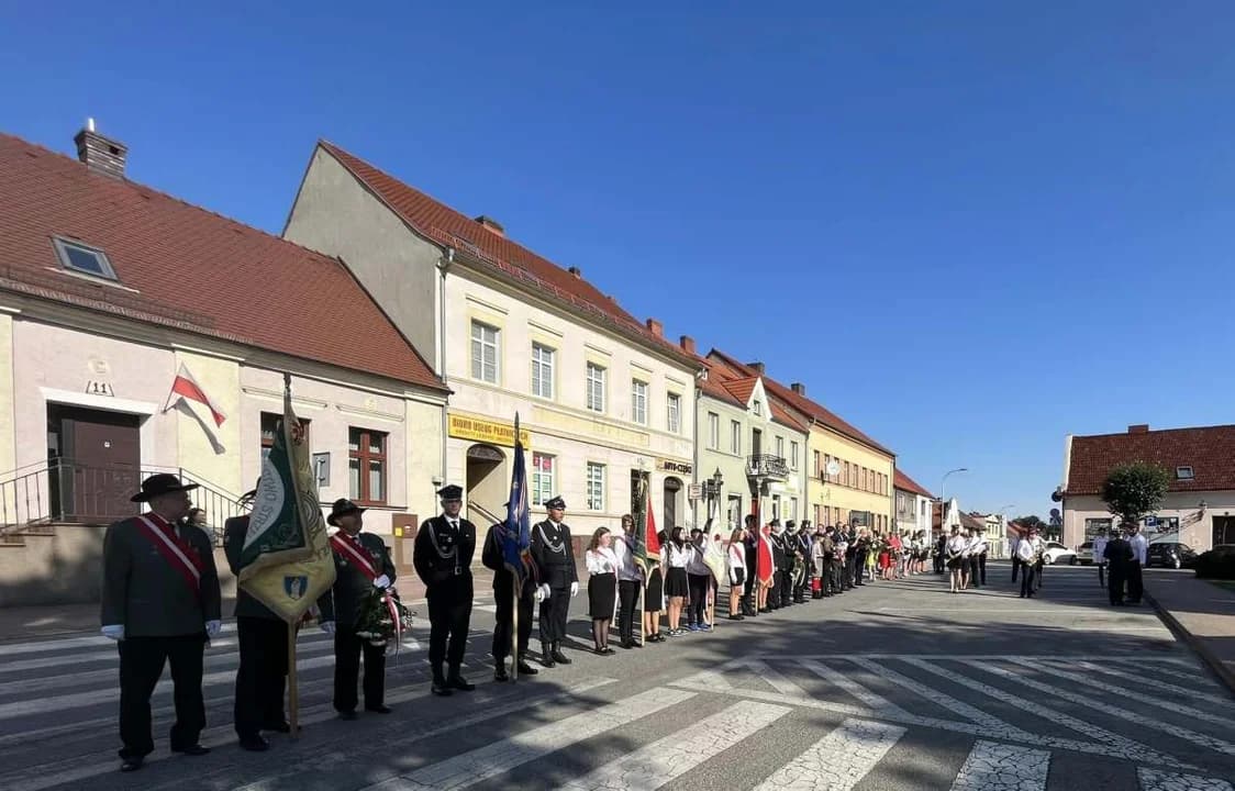 Złożyli kwiaty pod pomnikiem poległych żołnierzy