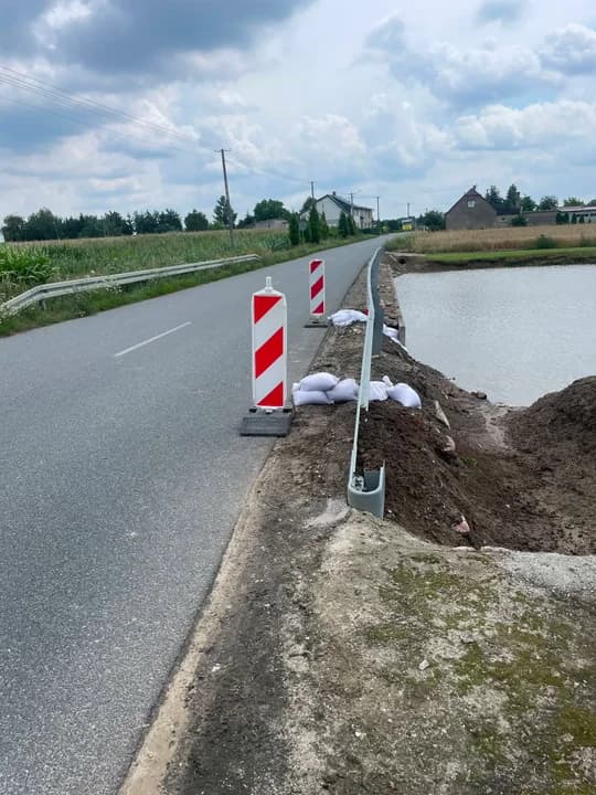 Podmyta jezdnia po nawałnicy. Strażacy zabezpieczyli niebezpieczne miejsce — zdjęcie 6 z 7