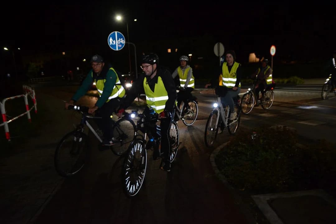 66 osób nie wystraszyła pogoda i pojechali na ostatni w tym roku nocny rajd z RoweLOVE Jarocin [ZDJĘCIA]