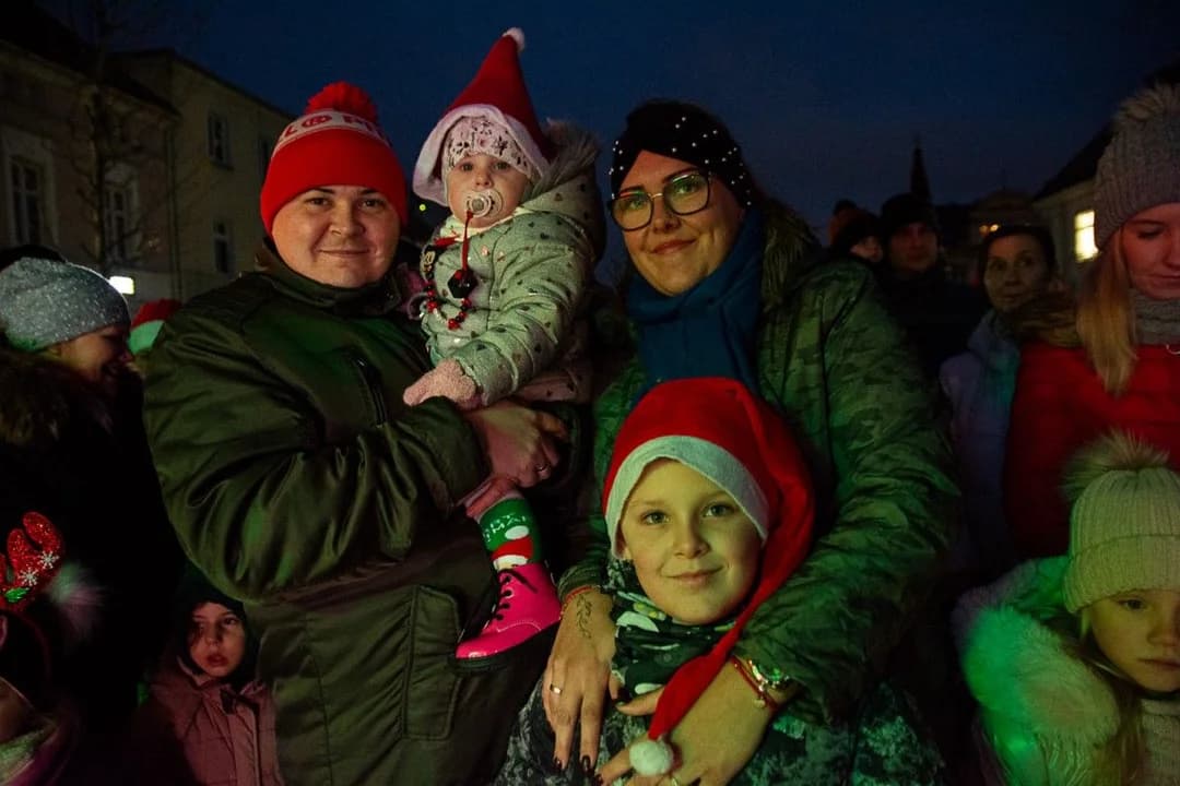 Świąteczne dekoracje rozświetliły rynek w Jarocinie. Gminne mikołajki w deszczu [ZDJĘCIA] — zdjęcie 4 z 34