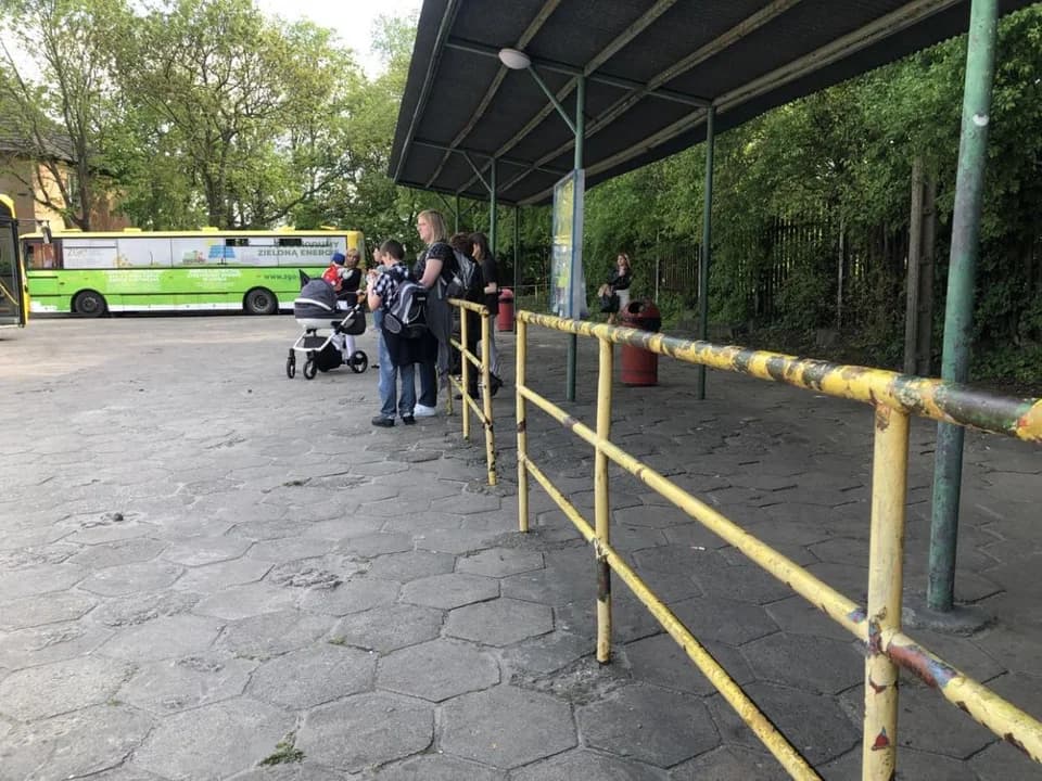Ławki na dworcu autobusowym w Jarocinie postawiono po prawie dwóch miesiącach — zdjęcie 4 z 10