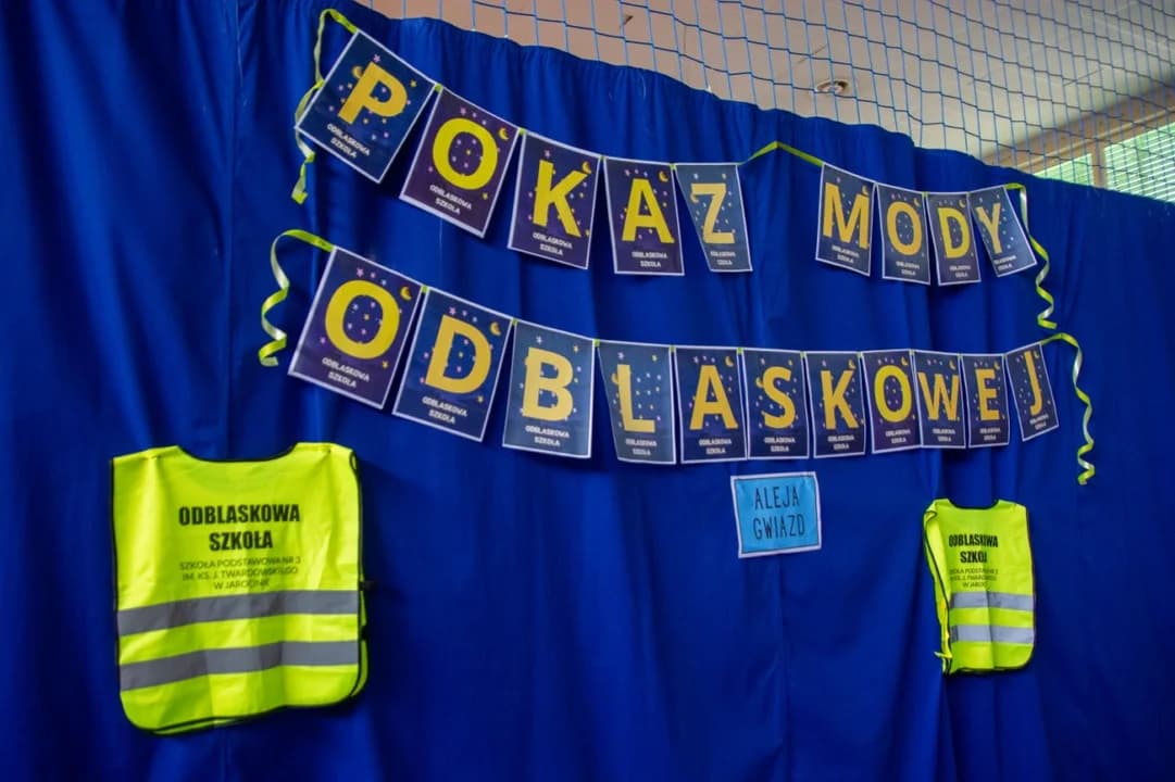 Wyjątkowy pokaz mody w SP nr 3 w Jarocinie — zdjęcie 3 z 56
