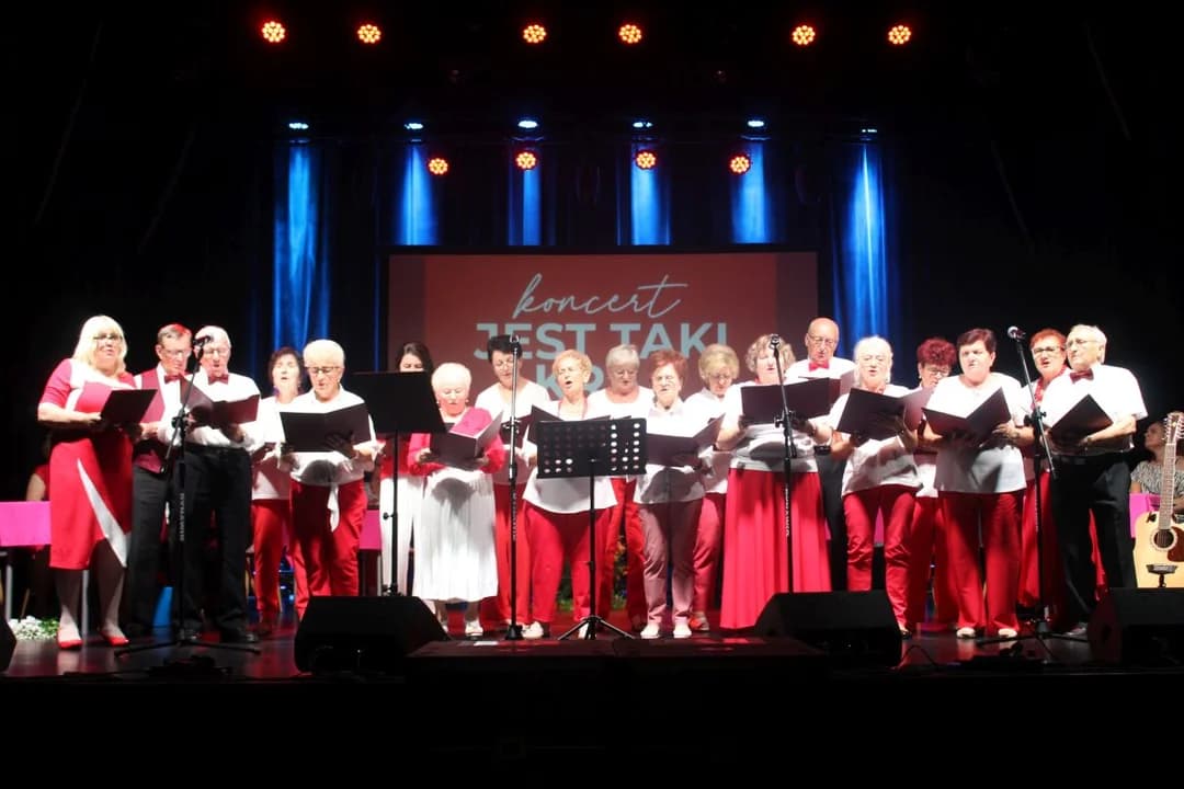 "Zawsze Młodzi" zaprosili znów do wspólnego śpiewania. Tym razem na patriotyczną nutę [ZDJĘCIA] — zdjęcie 4 z 123