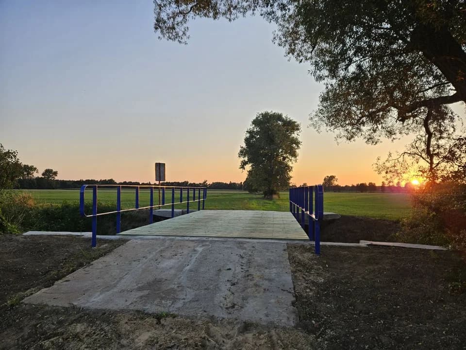 Zakończono remont mostu w Brzostowie. Mieszkańcy: „To ważna przeprawa dla rolników i rowerzystów"