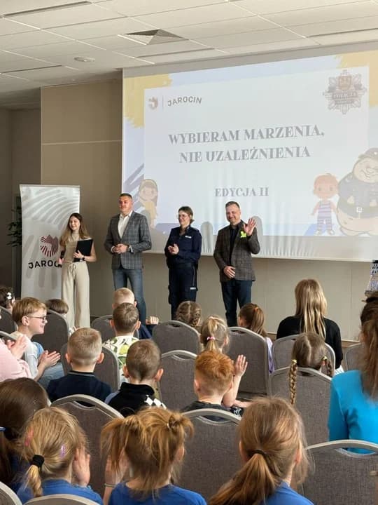 Przedszkolaki z gminy Jarocin malowały plakaty z sierżantem Pyrkiem. Tematem były uzależnienia. Która placówka wygrała? [ZDJĘCIA] — zdjęcie 3 z 36