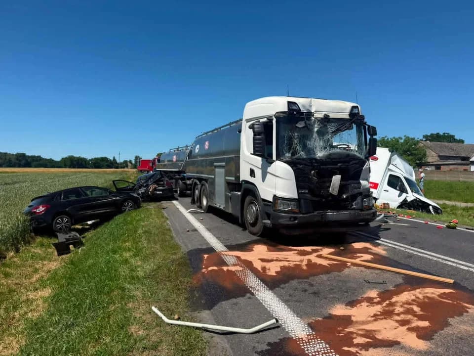 Na miejscu pracowały dwa zastępy z JRG Pleszew oraz po jednym z OSP Pleszew, OSP Zawidowcie, OSP Gołuchów, zespół ratownictwa medycznego, a także policja
