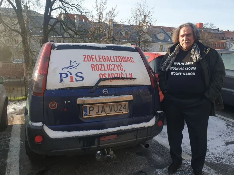 Jest apelacja w sprawie Janusza Ziętkiewicza z Jarocina. Był sądzony za wulgarne hasło na koszulce i samochodzie — zdjęcie 5 z 8