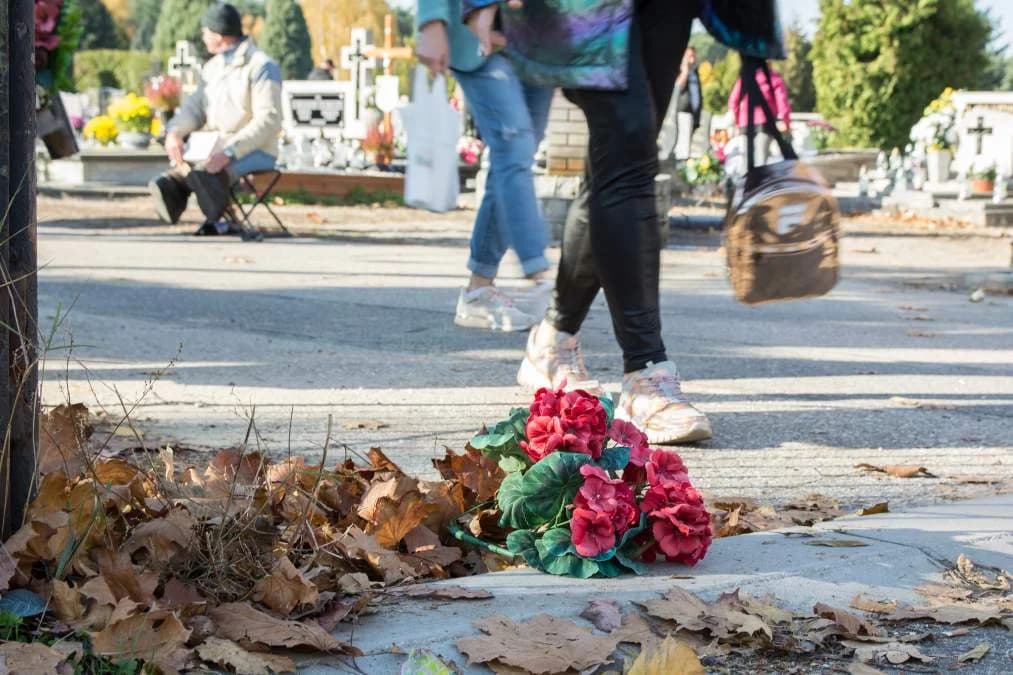 Jarocińska policja zatrzymała mężczyznę podejrzanego o kradzieże na cmentarzach