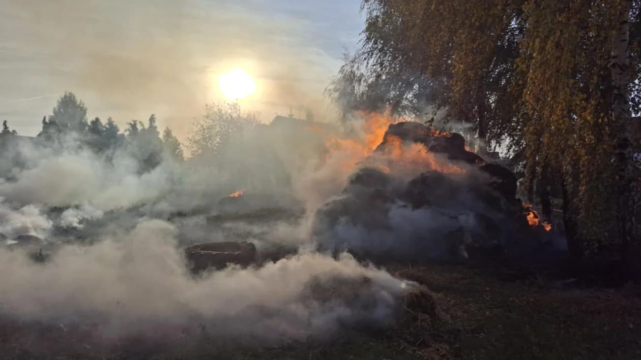 Do gaszenia pożaru zadysponowano cztery zastępy straży pożarnej — zdjęcie 2 z 21